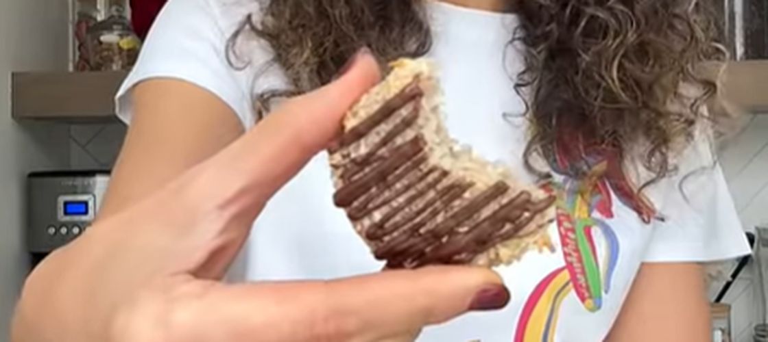 Rețeta virală de biscuiți cu banană și cocos care se face în 20 de minute / Au doar 3 ingrediente și nu conțin zahăr rafinat