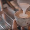 Cafeaua de specialitate din România intră într-o nouă etapă. Un barista cu 5 ani de experiență explică de ce nu mai vorbim doar despre cafea: „E un ritual”