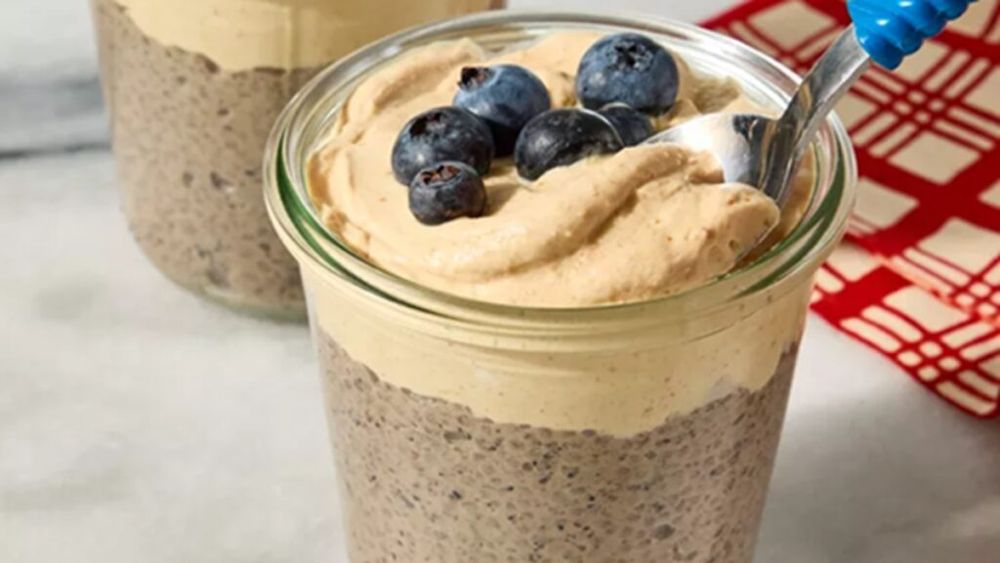 Budincă de chia cu afine, iaurt și unt de arahide / Un mic dejun bogat în proteine, ce poate fi pregătit de cu seară