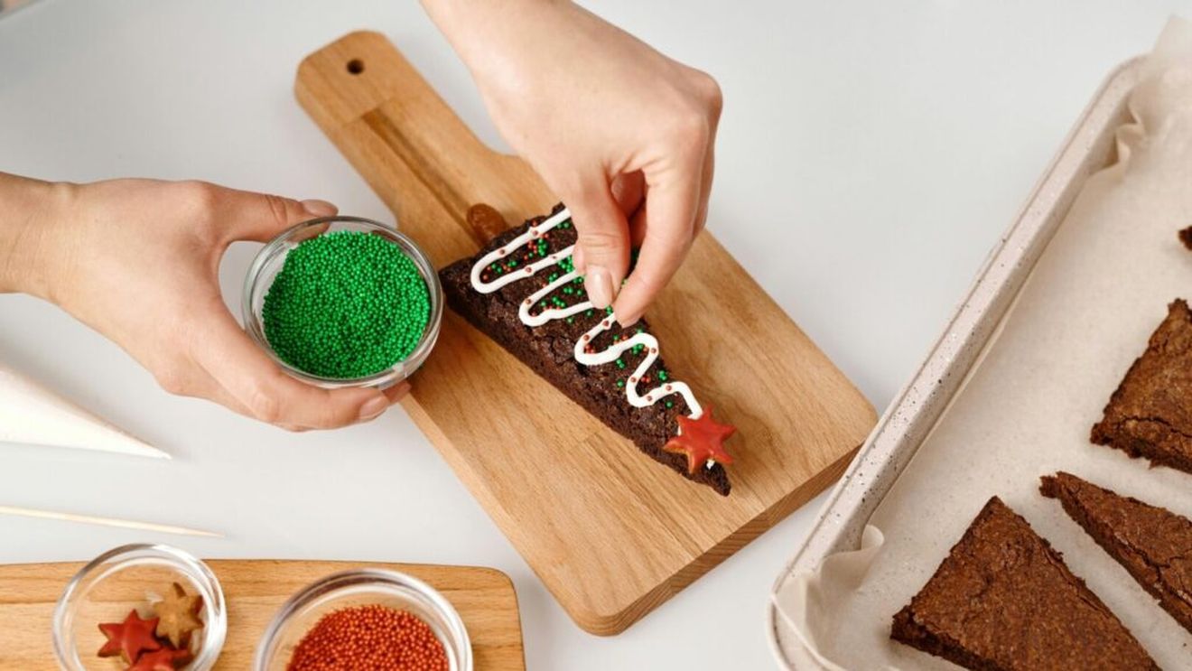 Ceva dulce. Brownies din pâine și ciocolată, pe care le putem tăia și decora ca niște brăduți. O idee pentru a refolosi pâinea rămasă din zilele de sărbătoare