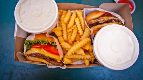 9 sfaturi pentru a nu mai mânca junk food / Cum scăpați de alimente ultraprocesate, sucuri, dulciuri și gustări sărate