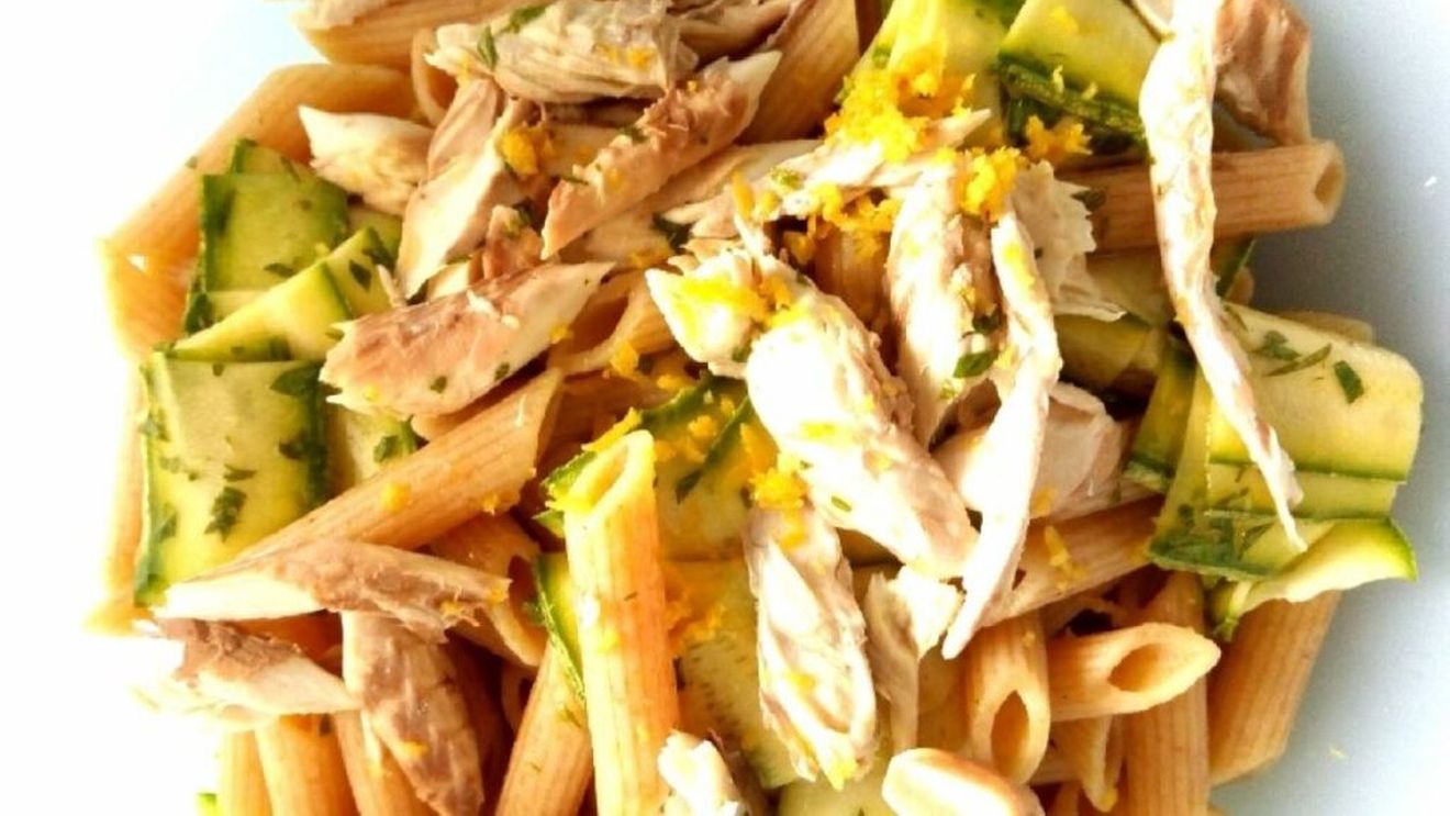 Pastele de vineri seara. Salată de paste reci cu dovlecei cruzi marinați, file de macrou din conservă și, opțional, boabe de fasole, cu lămâie din belșug și ierburi aromatice