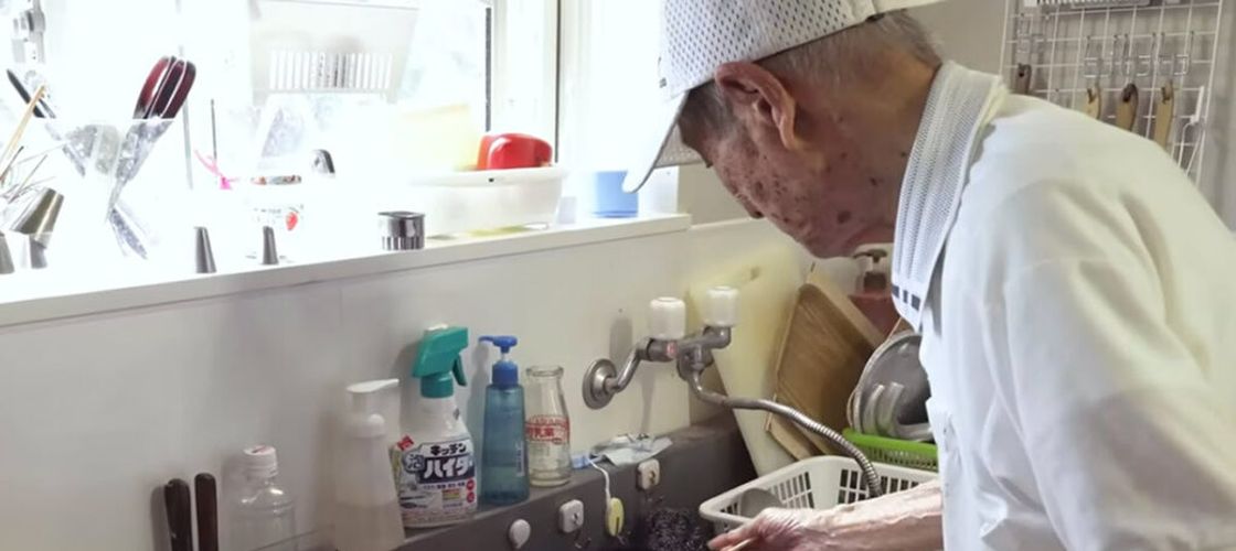 La 84 și 92 de ani, acești brutari nu au de gând să se pensioneze și lucrează peste 12 ore pe zi: „Dacă nu aș face nimic, pur și simplu m-aș ofili”