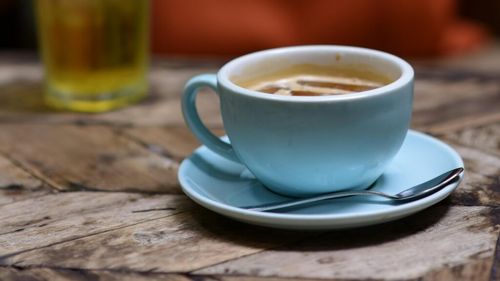 Ești pasionat de sport și vrei să-ți îmbunătățești rezistența fizică sau concentrarea mentală? Poți amesteca creatina cu cafea, dar specialiștii recomandă prudență, pentru că te poți alege cu probleme gastronitestinale și renale sau chiar cu hipertensiune arterială