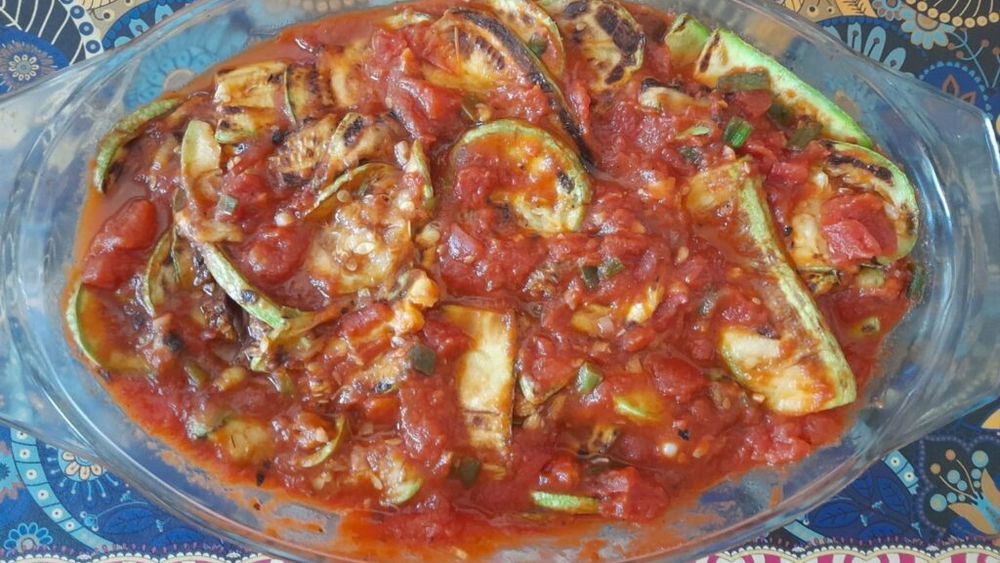 Reţetele bunicii: Dovlecei divini cu roşii şi usturoi