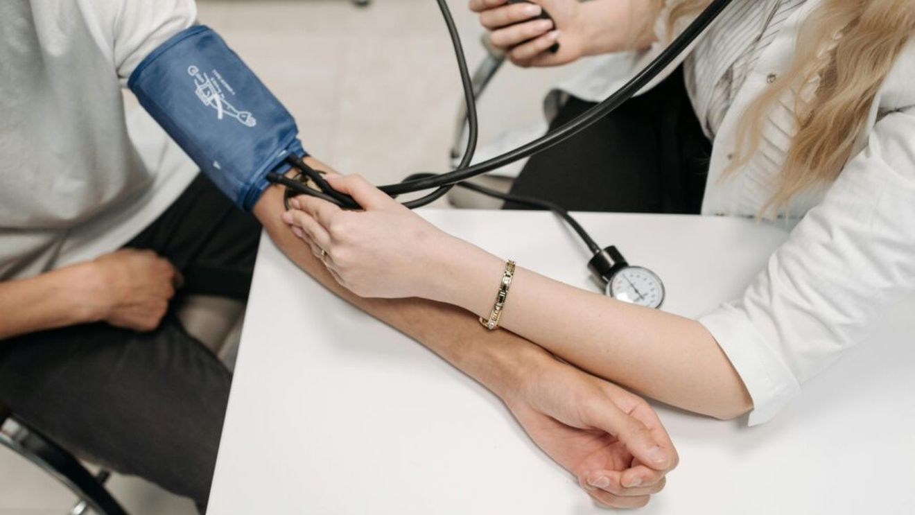 Alimente care te ajută să-ți menții tensiunea arterială în limite normale / Un cardiolog recomandă bananele, iaurtul, somonul, cerealele integrale și carnea slabă / Exercițiile fizice și renunțarea la alcool sunt, de asemenea, recomandate