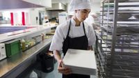 Salariile din restaurante rămân printre cele mai mici din România / Cât câștigau angajații din HoReCa în aprilie 2026