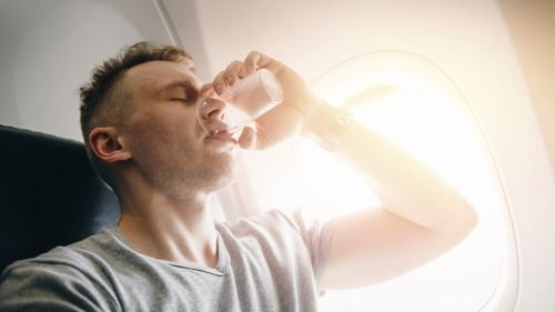 Motivul real pentru care nu ar trebui să comanzi cafea sau ceai într-un avion / Cele mai bune sunt băuturile îmbuteliate, spune o fostă însoțitoare de bord / Specialiștii neagă orice motiv de îngrijorare