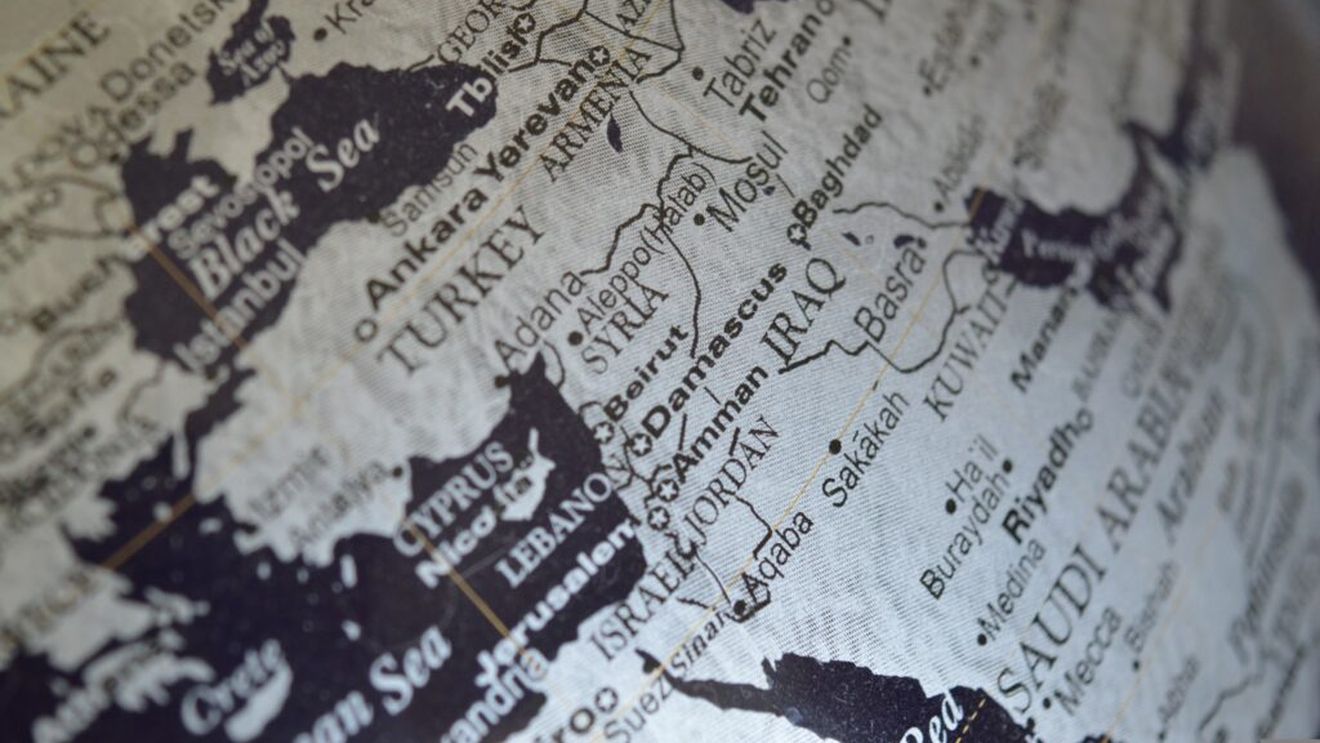 Portul care a dat numele cafelei „mocha”, atacat aproape zilnic. Rebelii Houthi amenință una dintre cele mai importante rute petroliere din lume