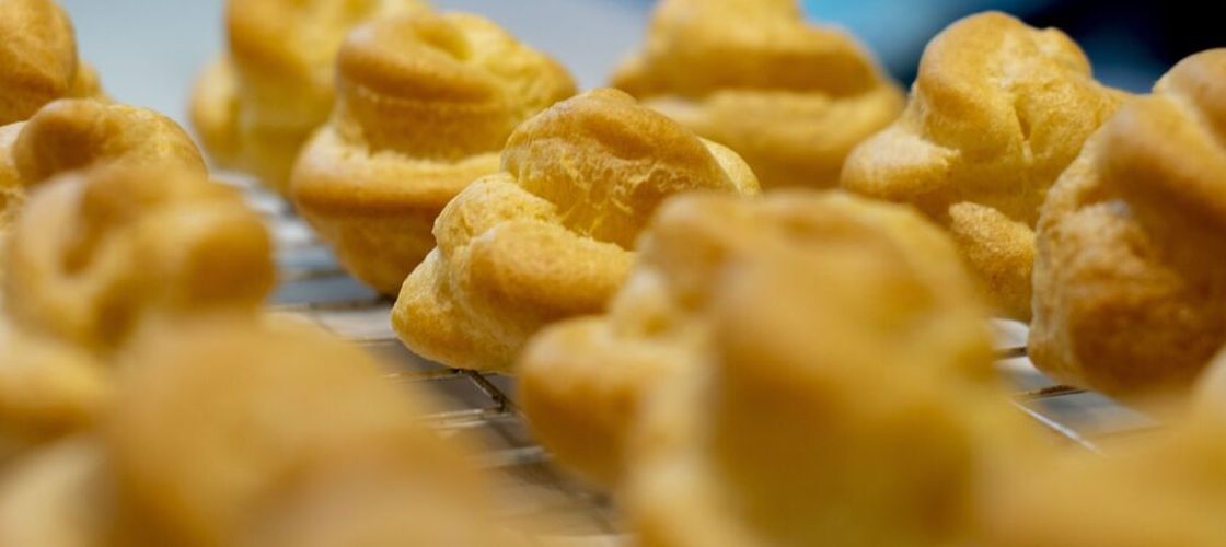 Rețea de „cofetării fantomă” descoperită după o simplă plângere: peste 67.000 de comercianți implicați / Totul a plecat de la un tort comandat online