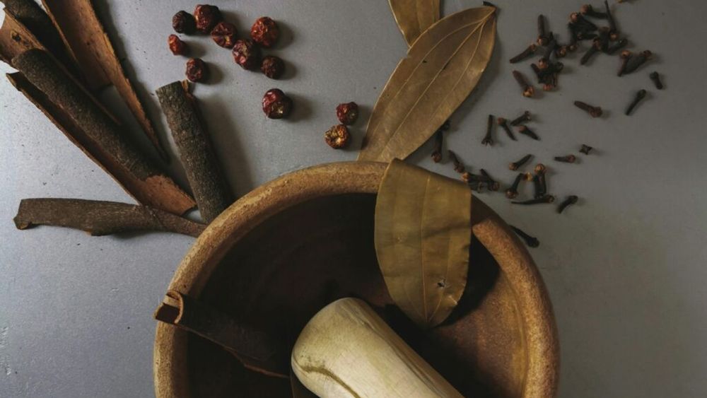 Frunzele de dafin contribuie la susținerea digestiei și au proprietăți antiinflamatoare / Atenție, însă! În unele situații, pot cauza alegii sau pot interacționa cu anumite medicamente