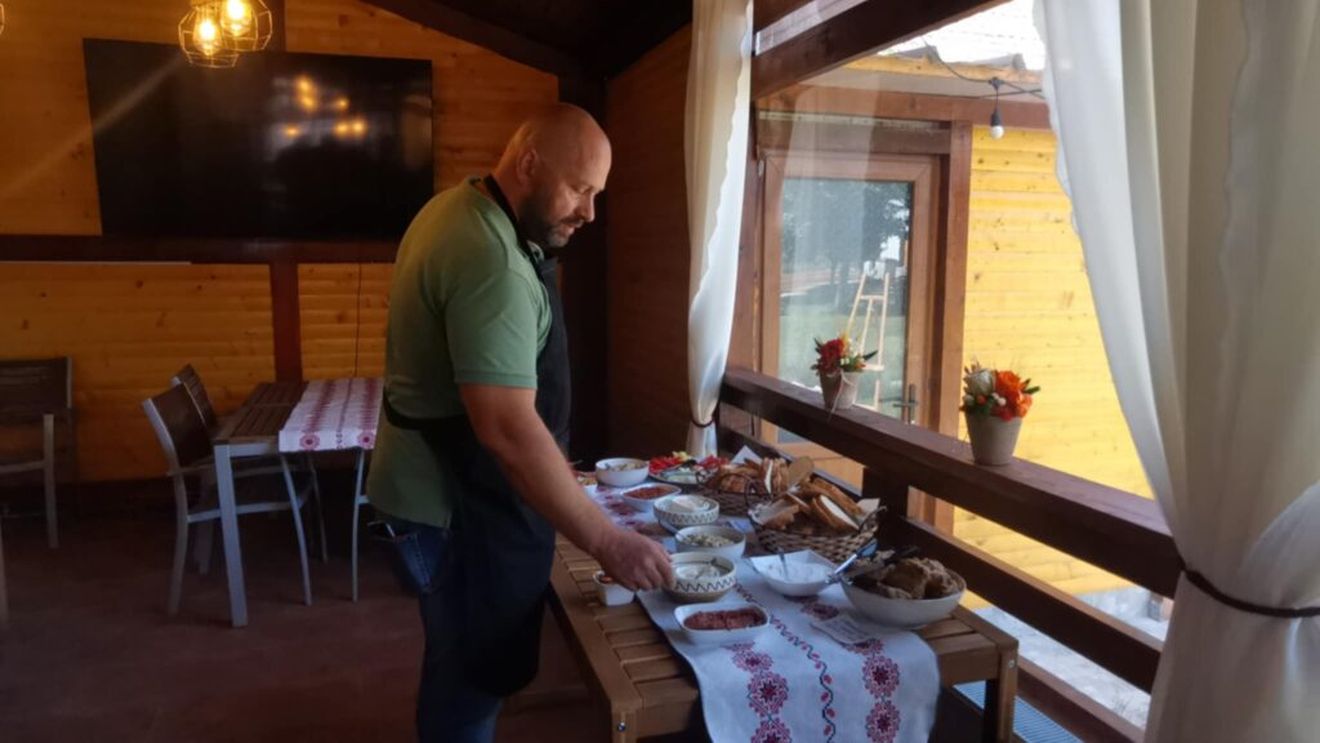 FOTO-VIDEO | Raul, fost pompier, azi gazdă de brunch-uri autentice / A deschis un punct gastronomic local: „Vreau să discut cu oamenii, să le povestesc despre mâncare, despre ceea ce pun în farfurie. La mine, mâncarea este o poveste”