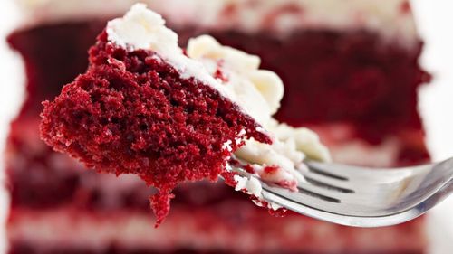 Ceva dulce | Tortul „Red Velvet”: Primele rețete apar în cărți de bucate din anii 1800 / Dezbaterea despre cum a devenit roșu acest tort continuă și  în prezent /  „Nu e atât despre gust, cât despre culoare. Trebuie să fie cu adevărat roșu, să aibă un parfum dulce și un iz ușor acrișor de la laptele bătut”