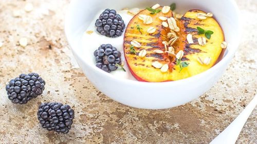 Piersici coapte pe tigaia grill, cu iaurt și miere. Un mic dejun de miezul verii fără gluten, cu fructe de sezon într-o versiune inedită