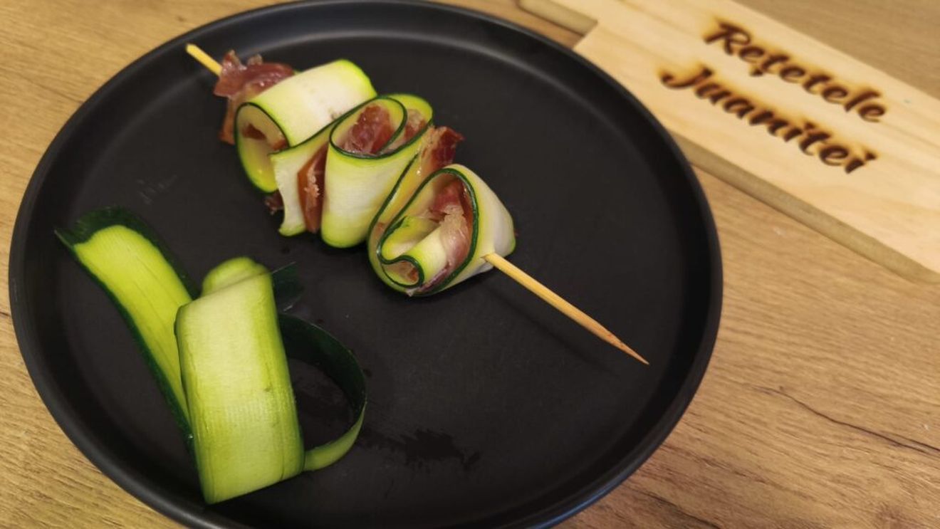 FOTO | Rețetele Juanitei | Frigărui de dovlecel în rulouri/ Se umplu cu șuncă și brânză și se fac în 10 minute/ Sunt bune de luat și la pachet