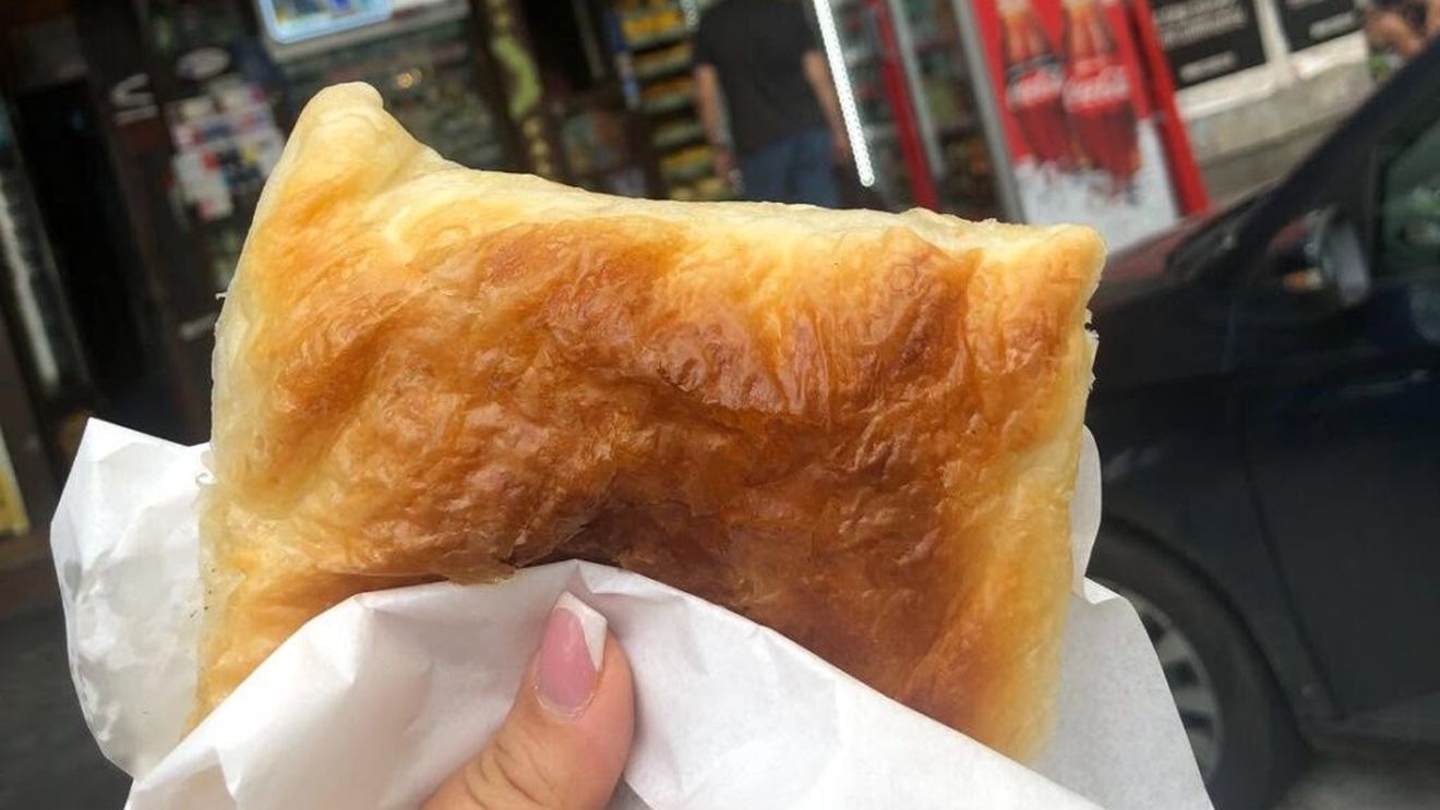 Cât costă celebra merdenea din Piața Amzei. E la jumătate de preț față de croissantul de la La Mița Biciclista