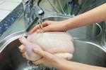 Speli puiul crud înainte să-l gătești? Greșeala care poate răspândi bacteriile în toată bucătăria
