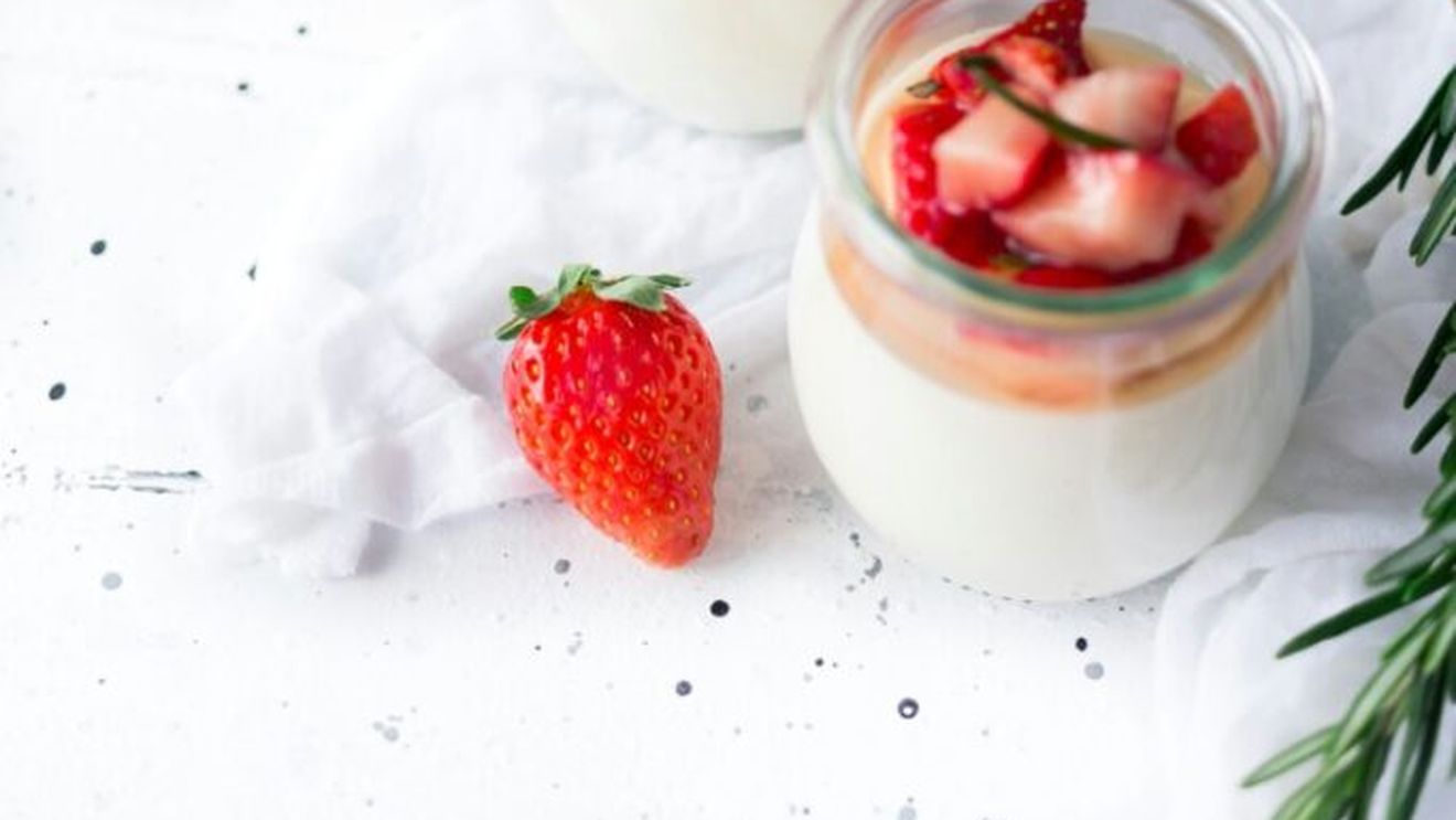 Desert pentru diabetici: Iaurt grecesc cu ciocolată neagră și căpșuni/Nu crește glicemia și este bogat în nutrienți