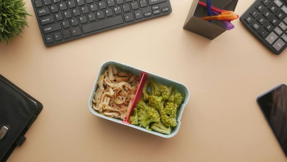 Top 3 idei de prânz sănătos, pentru mâncat la birou / Rețetele sunt ușor de preparat și conțin doar ingrediente benefice pentru organism