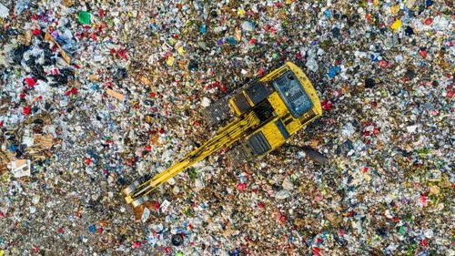 În municipiul Drăgăşani, gunoiul menajer nu a mai fost ridicat din data de 9 septembrie, când a expirat contractul cu operatorul de salubritate/ A fost declarată stare de alertă