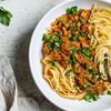 Paste bologneze de post / Rețeta care a înlocuit carnea cu un produs vegetal la îndemână ne-a cucerit de la prima încercare