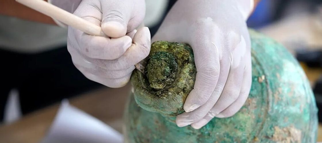 O băutură a rezistat 2.200 de ani într-un mormânt / Vasul din bronz, sigilat, ascundea aproape patru litri de alcool vechi de peste două milenii