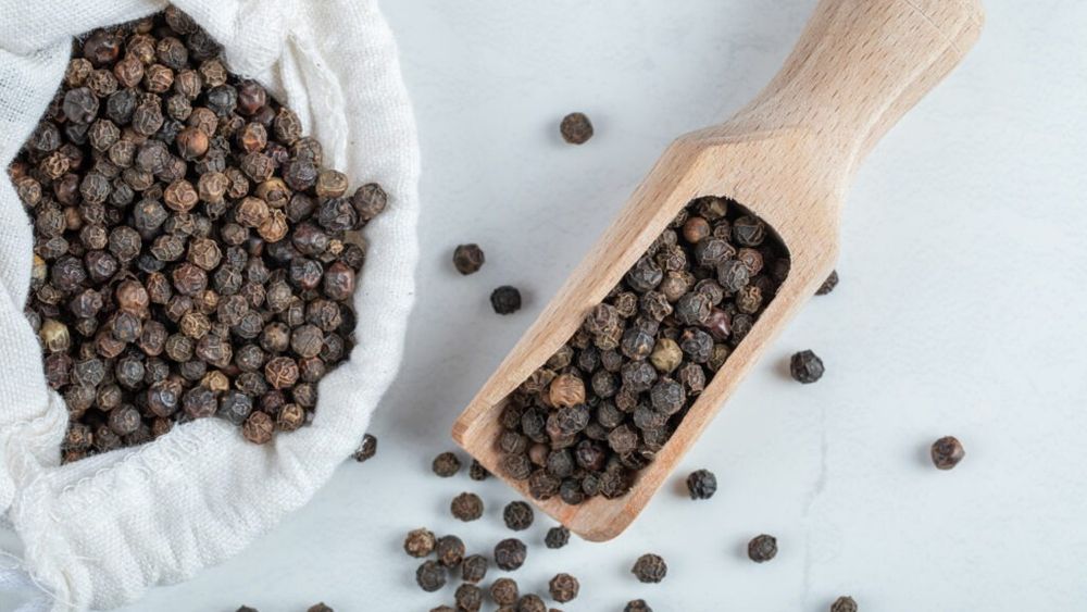 Piperul negru și uleiul de măsline pot crește absorbția vitaminelor din alimente / Cercetătorii explică de ce condimentarea și dressingul contează mai mult decât credem