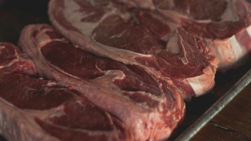 Giurgiu: 200 de kilograme de carne de porc transportată în condiţii improprii într-un autocar, confiscată de polițiști