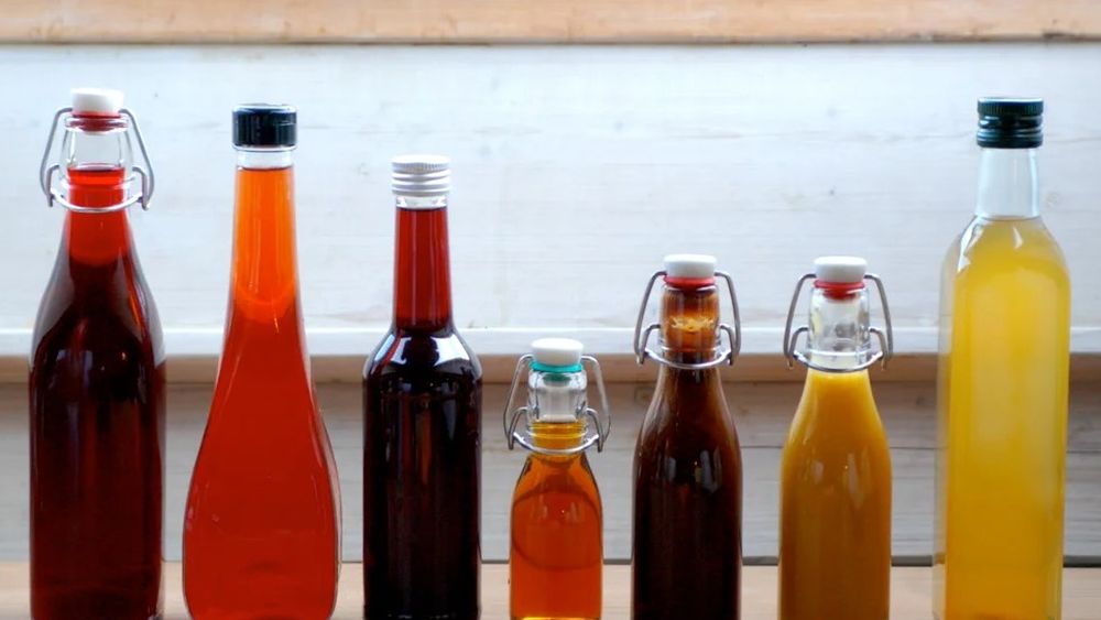 Ulei și oțet în salată? Sunt și mai interesante dacă sunt aromatizate, pe principiul oțetului balsamic. Cu fructe, flori, ierburi aromatice sau condimente / Rețeta cunoscutului fire cider