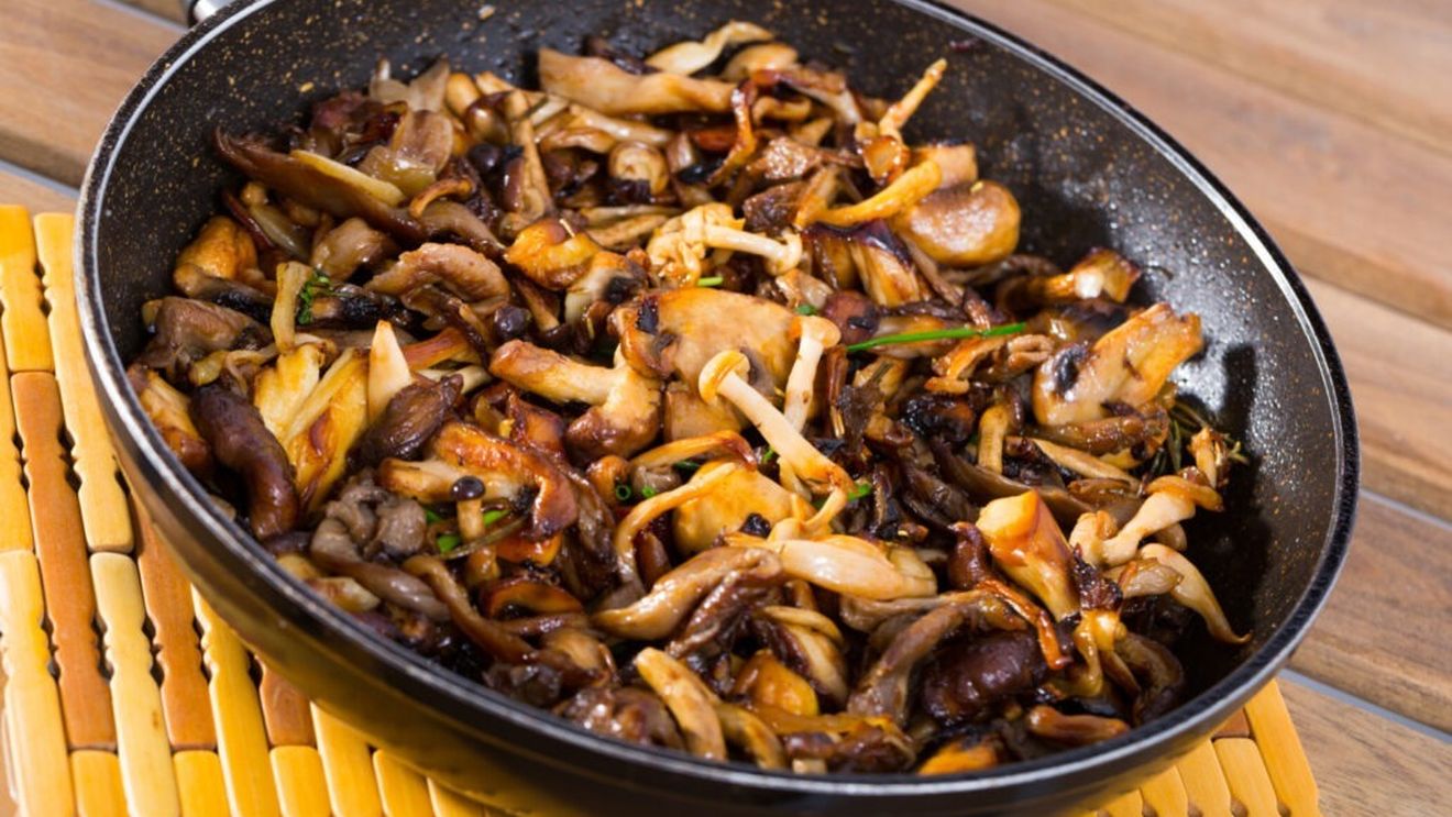 Trece-o pe „to do list” din această toamnă: Pleurotus cu capere, lămâie și mărar, o rețetă ușoară, perfectă ca garnitură sau fel principal