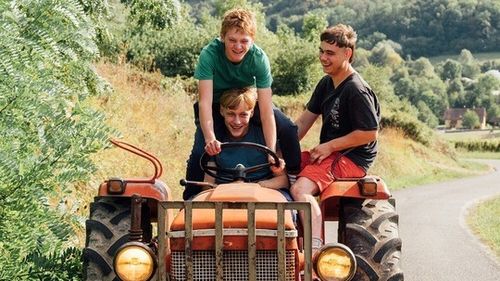 „Sfinte Caşcaval!”, un film plin de umor şi brânză Comté, premiat la Cannes şi César, din 25 aprilie în cinematografele din România