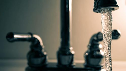 Apele Române: Furnizarea apei, restricţionată în 290 de localităţi / Ghid de economisire a apei