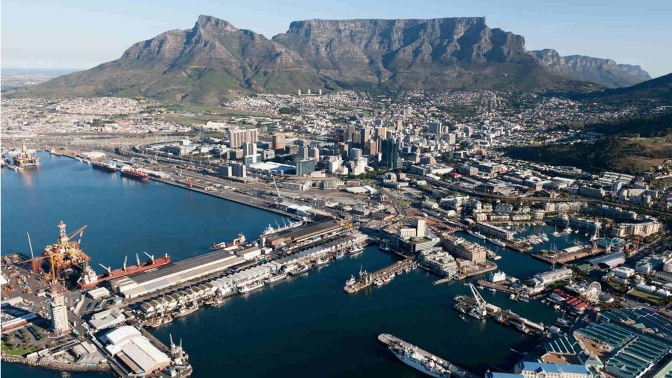 Companiile sud-africane de fructe și legume cer privatizarea portului Cape Town/ Infrastructura veche le-a cauzat pierderi de 56 de milioane de dolari/ Banca Mondială l-a evaluat ca fiind al patrulea cel mai prost port de containere din lume!