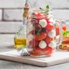 Aperitivul verii care e gata în 10 minute / Salata marinată cu mozzarella și roșii cherry devine și mai gustoasă după ce stă la frigider
