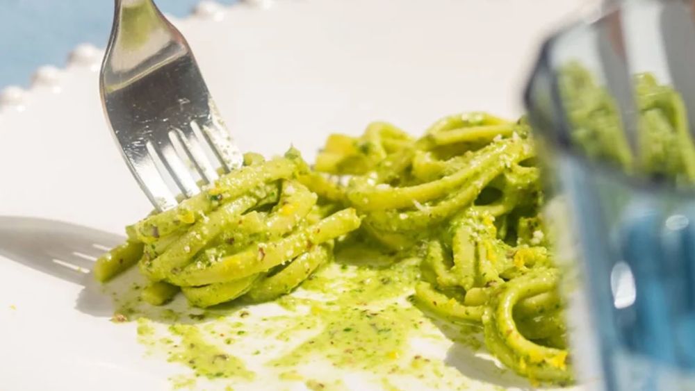 Pastele de vineri seara. Linguine cu pesto de migdale, lămâie și busuioc. O combinație care aduce calm și răcoare și se prepară cât ai bate din palme