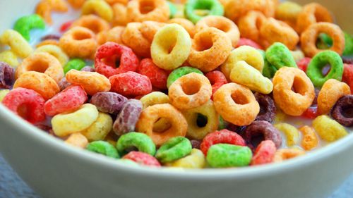 Unul dintre cei mai mari producători de cereale renunță la coloranții artificiali. Ce înseamnă, de fapt, schimbarea pentru consumatori