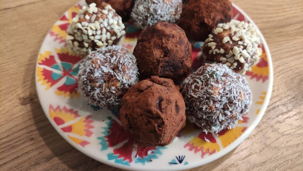 Ceva dulce: Bomboane din compoziție de salam de biscuiți, un dulce tradițional servit într-o forma diferită/ Le poți tăvali prin cocos, bucățele de migdale sau praf de cacao VIDEO