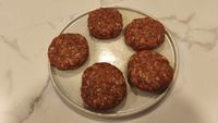 VIDEO FOTO | Cum să prepari carnea pentru hamburgeri? Își ia cîteva minute, ai nevoie de câteva trucuri simple, dar știi exact ce ai pus în preparat