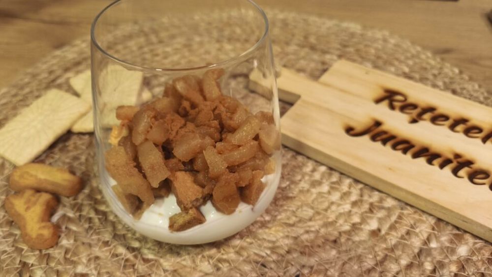 VIDEO | Desert sau mic dejun la pahar - cu mere coapte, scorțișoară, iaurt și strat crocant de biscuiți / Un dulce pe care îl prepari rapid din doar câteva ingrediente, iar zahărul nu este printre ele 