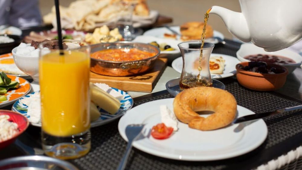 Lunga agonie a micului dejun în stil bufet din marile hoteluri. Este asociat cu consumul excesiv, risipa alimentară și un impact major asupra mediului și aparține, de-acum, trecutului