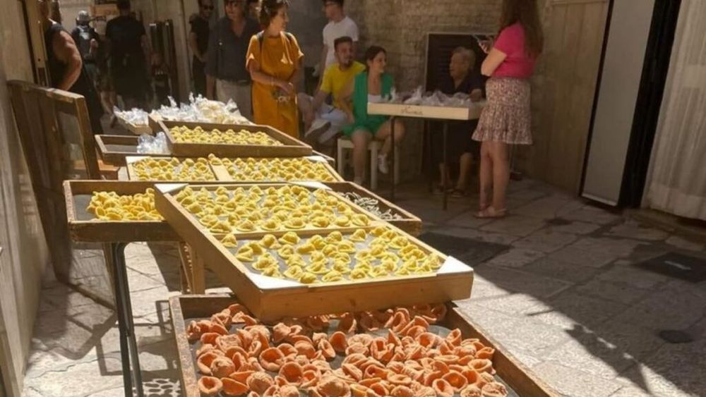 Orecchiette-gate la Bari. Producția neoficială de paste direct în stradă în centrul vechi al acestui oraș din sudul Italiei, în pericol după ce municipalitatea impune legalizarea acestei practici