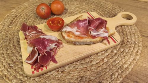 VIDEO FOTO | Gustare iberică, cu roșii proaspete și jamon (sau prosciutto). Micul dejun al spaniolilor, dar merge și la cină