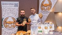 VIDEO | Un mălai românesc a strâns 700 de comenzi într-o singură zi. Producător: „Am ales să cultivăm porumb sticlos” / „Măcinăm fix pe comandă”