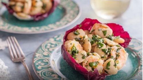 Salată de fasole fava și creveți la grătar în cupe de Radicchio (Cicoare roșie) / Rețetă ușoară de primăvară