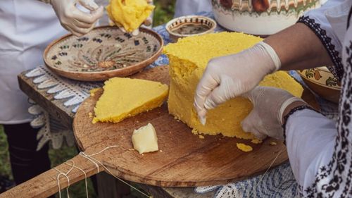 Cum gătești mămăliga fără să amesteci continuu. Trucuri de la gospodinele cu experiență