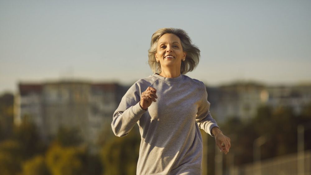 Ce poți face la 30 de ani ca să fii sănătos și la 70 de ani: „Chiar și o plimbare rapidă de 15 minute după masă poate face o diferență semnificativă” / Ce rol are putea avea reducerea zahărului