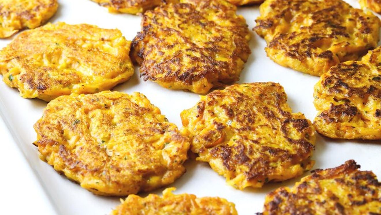 Gustare, garnitură, la pachet sau chiar mic dejun. Fritters de dovleac, cu ceapă și cașcaval afumat. Ce este exact un preparat de tip fritter