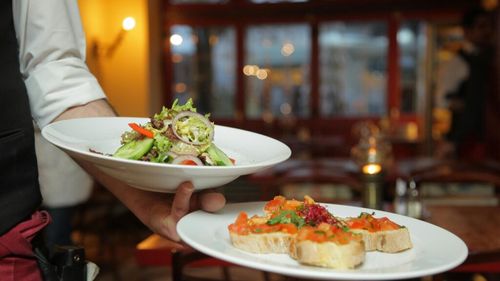 Știai că delicioasa bruschetta este slab calorică, dar bogată în nutrienți? / Savuroasa gustare italiană poate susține sănătatea inimii și reduce colesterolul „rău” și inflamațiile din corp, dacă este preparată cu ingredientele potrivite