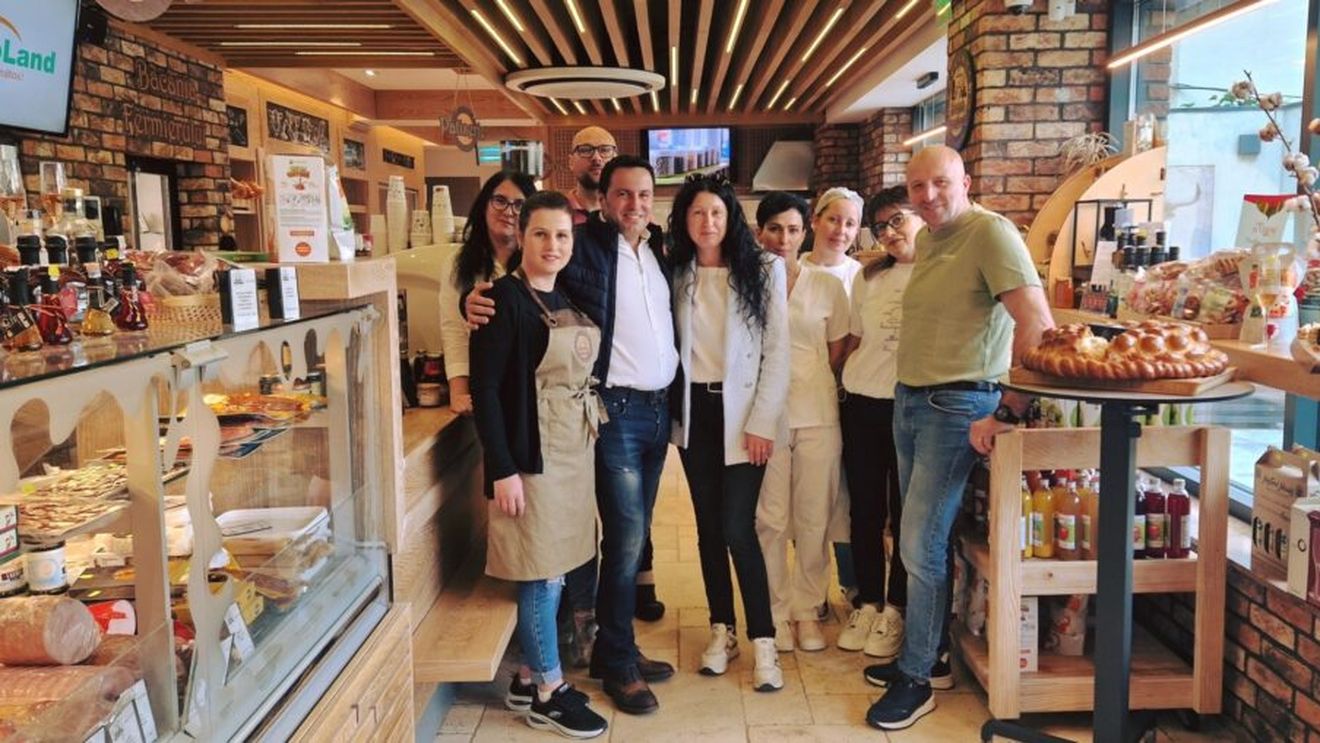 Fermier cu valoare adăugată: Vasilică Pamfil vinde în „Băcănia fermierului” din București, dar și în magazinele proprii din județul Vrancea și online, produse bio obținute din fermele proprii și din prelucrarea în sistem propriu