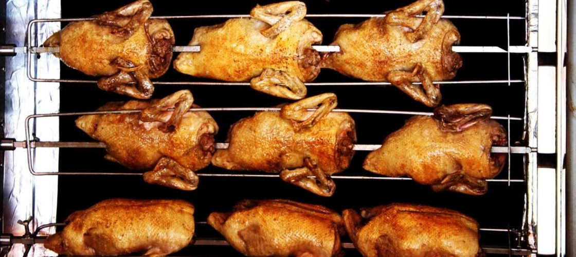 Omenirea mănâncă tot mai multă carne, dar costul pentru climă crește / Consumul de pui aproape s-a dublat în ultimii 60 de ani